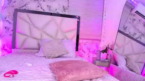 Snapshot of lili_jhonson chatting on 14, 7, 2026 Lily online show from 14, 7, 2026