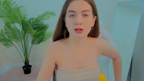 Snapshot of liliacrown chatting on 27, 11, 2025 Lilia online show from 27, 11, 2025