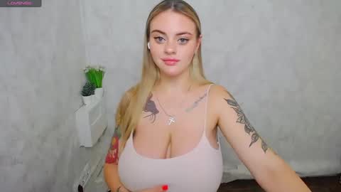 Snapshot of liliaterenzi_ chatting on 4, 7, 2026 Lilia online show from 4, 7, 2026
