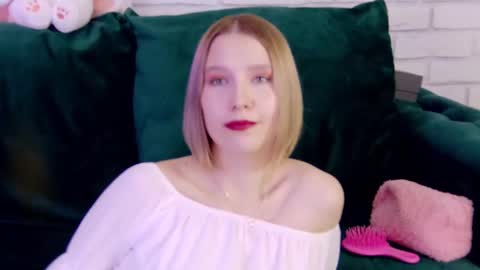 LiliLinn online show from 5, 3, 2025