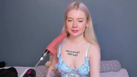 Snapshot of lillie_berry chatting on 22, 4, 2026 lillie_berry online show from 22, 4, 2026