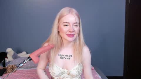 Snapshot of lillie_berry chatting on 25, 4, 2026 lillie_berry online show from 25, 4, 2026