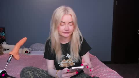 Snapshot of lillie_berry chatting on 10, 5, 2026 lillie_berry online show from 10, 5, 2026