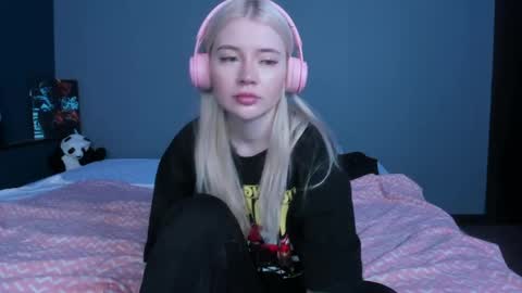 Snapshot of lillie_berry chatting on 23, 5, 2026 lillie_berry online show from 23, 5, 2026