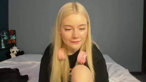 Snapshot of lillie_berry chatting on 24, 5, 2026 lillie_berry online show from 24, 5, 2026