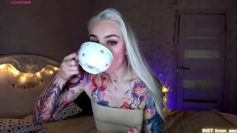 Snapshot of lillimooore chatting on 9, 6, 2026 LilliMoore online show from 9, 6, 2026