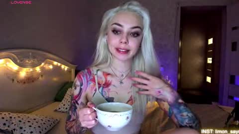 Snapshot of lillimooore chatting on 11, 6, 2026 LilliMoore online show from 11, 6, 2026