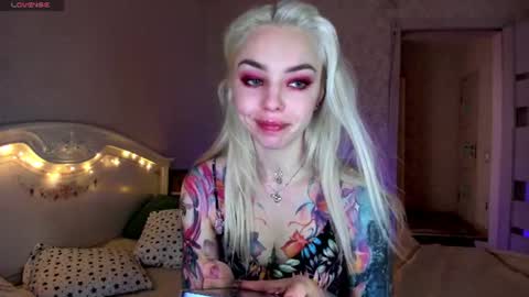 Snapshot of lillimooore chatting on 14, 6, 2026 LilliMoore online show from 14, 6, 2026