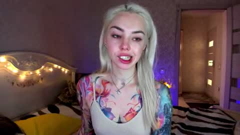 Snapshot of lillimooore chatting on 18, 6, 2026 LilliMoore online show from 18, 6, 2026