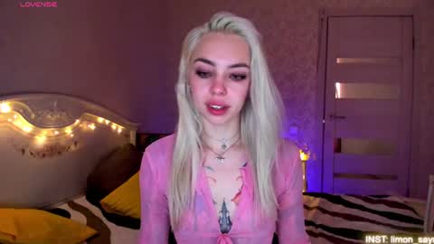 Snapshot of lillimooore chatting on 19, 6, 2026 LilliMoore online show from 19, 6, 2026