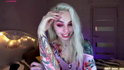 Snapshot of lillimooore chatting on 22, 6, 2026 LilliMoore online show from 22, 6, 2026