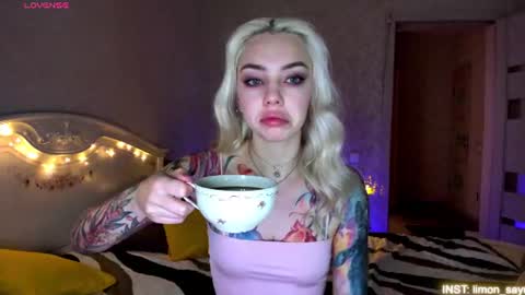 Snapshot of lillimooore chatting on 27, 6, 2026 LilliMoore online show from 27, 6, 2026