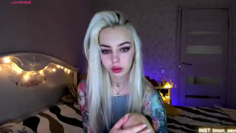 Snapshot of lillimooore chatting on 15, 7, 2026 LilliMoore online show from 15, 7, 2026