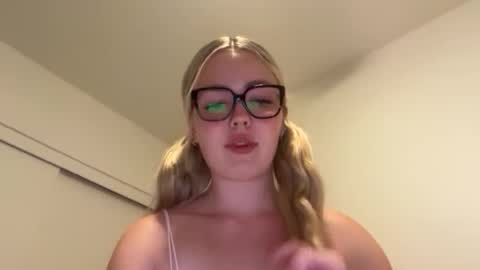 Snapshot of lillysweetsss chatting on 25, 9, 2025 Lilly online show from 25, 9, 2025