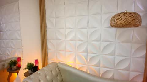 Lily Lauren online show from 10, 11, 2025