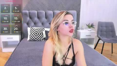 Snapshot of lilyrabbit chatting on 23, 10, 2025 Rose online show from 23, 10, 2025