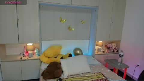 lilywhitee1 online show from 14, 4, 2026