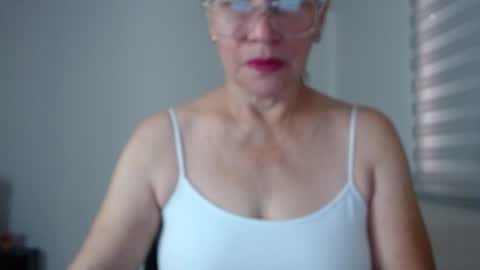 Snapshot of linda_hanna1977 chatting on 13, 11, 2025 Linda Hanna online show from 13, 11, 2025