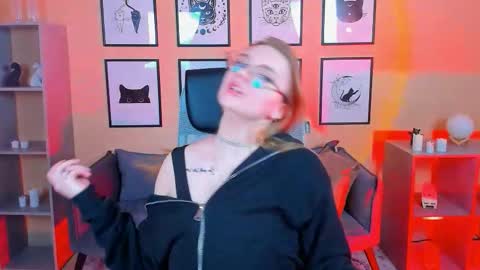 Snapshot of lisa_mitchel chatting on 24, 10, 2025 Lisa online show from 24, 10, 2025