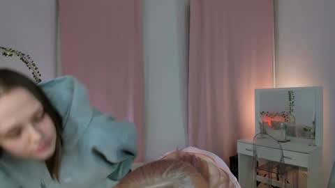 Lisa blonde  Alisa brunette online show from 18, 4, 2026