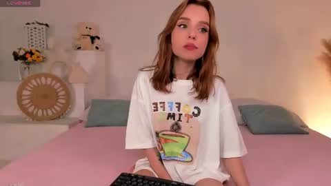little_clare_ online show from 22, 7, 2026