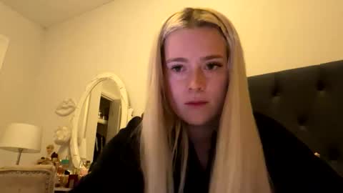 Littleblonde010 online show from 16, 11, 2025