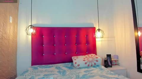 Snapshot of littlesophiie_ chatting on 19, 2, 2025 littlesophiie_ online show from 19, 2, 2025