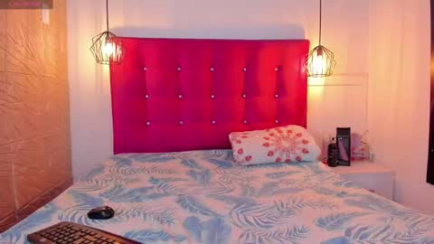 Snapshot of littlesophiie_ chatting on 19, 2, 2025 littlesophiie_ online show from 19, 2, 2025