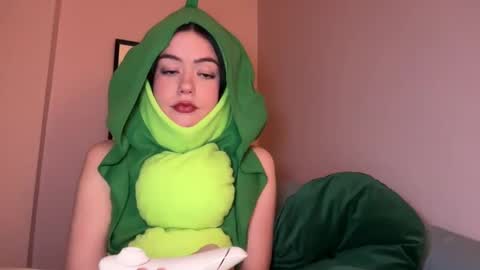 Snapshot of littlesugarpea chatting on 8, 1, 2025 Little Sugar Pea online show from 8, 1, 2025