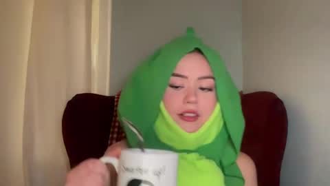 Snapshot of littlesugarpea chatting on 9, 9, 2025 Little Sugar Pea online show from 9, 9, 2025