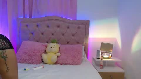 Snapshot of lizbecker_ chatting on 19, 10, 2025 Liz Becker online show from 19, 10, 2025