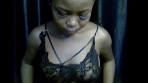 Snapshot of lizzy_petite chatting on 12, 10, 2025 lizzy online show from 12, 10, 2025