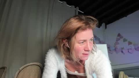 lola_belgium online show from 25, 2, 2025