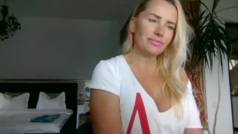 Snapshot of lollyta2023 chatting on 13, 10, 2025 Roxy online show from 13, 10, 2025