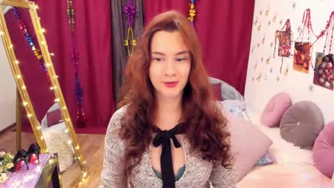 Snapshot of lolomercier chatting on 1, 1, 2025 LoloMercier online show from 1, 1, 2025