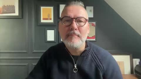 Snapshot of londongent2023 chatting on 19, 12, 2025 EnglishBear online show from 19, 12, 2025