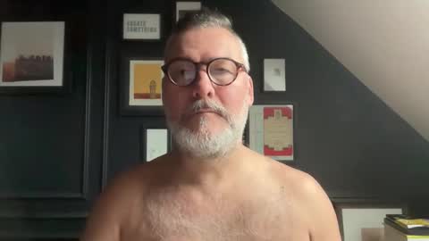 Snapshot of londongent2023 chatting on 9, 1, 2026 EnglishBear online show from 9, 1, 2026