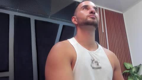  L O R E N Z O  Thumbs Up help  online show from 3, 11, 2025