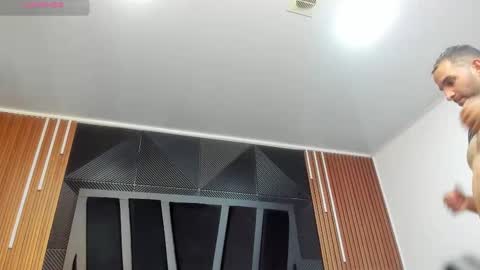  L O R E N Z O  Thumbs Up help  online show from 12, 11, 2025