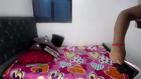 Snapshot of lou_anna02 chatting on 4, 11, 2025 lou_anna02 online show from 4, 11, 2025