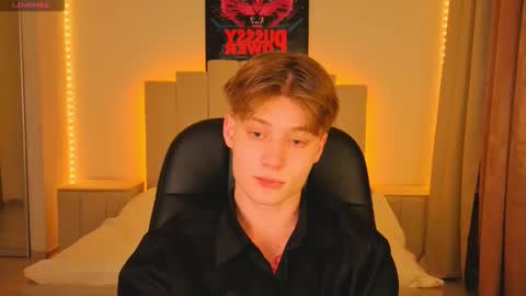 Snapshot of louie_evans chatting on 18, 11, 2025 louie_evans online show from 18, 11, 2025