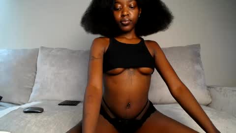 Snapshot of love_miah chatting on 5, 8, 2026 Miah online show from 5, 8, 2026