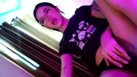 Snapshot of love_seren chatting on 5, 11, 2025 Seren online show from 5, 11, 2025