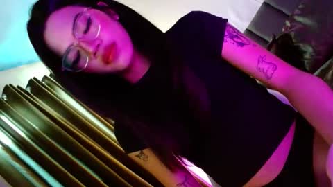 Snapshot of love_seren chatting on 8, 11, 2025 Seren online show from 8, 11, 2025