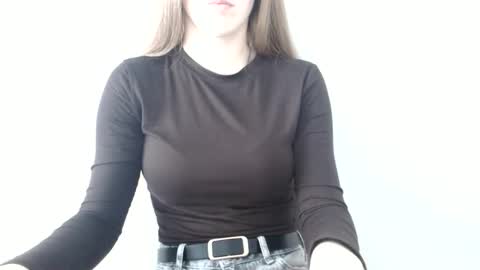 Snapshot of love_vivian chatting on 8, 6, 2026 Vivian online show from 8, 6, 2026