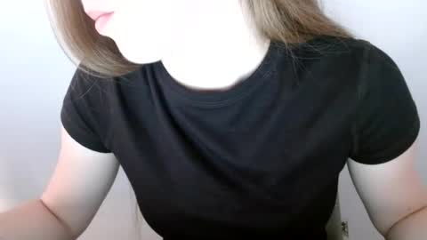 Snapshot of love_vivian chatting on 9, 7, 2026 Vivian online show from 9, 7, 2026