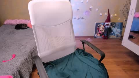 cat-girl online show from 8, 2, 2025