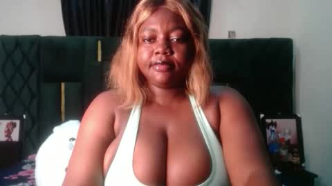 Snapshot of lovecumsluttie chatting on 17, 11, 2025 mila online show from 17, 11, 2025