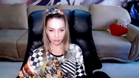 Snapshot of lovellymalina chatting on 18, 6, 2026 private open online show from 18, 6, 2026