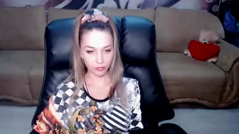 Snapshot of lovellymalina chatting on 28, 6, 2026 private open online show from 28, 6, 2026
